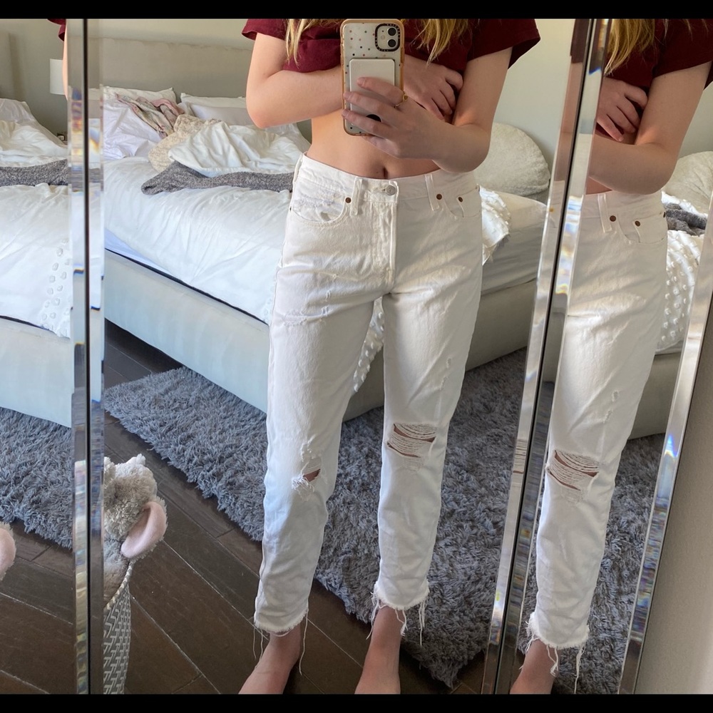 White Ripped Wedgie Levi’s 💙